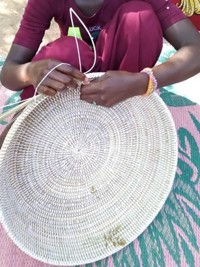 Vrouw weeft mand in Senegal voor Wilma�s Wereld